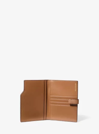 Πορτοφόλι Jet Set Signature Logo Passport με λογότυπο