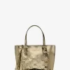 Τσάντα Tote Jet Set Extra-Small με ανάγλυφο μεταλλικό λογότυπο και μετατρέψιμη τσάντα Τσάντα Tote Jet Set Extra-Small με ανάγλυφο μεταλλικό λογότυπο και μετατρέψιμη τσάντα