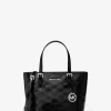 Τσάντα Tote Jet Set Extra-Small με ανάγλυφο λογότυπο ευρεσιτεχνίας και μετατρέψιμη τσάντα Τσάντα Tote Jet Set Extra-Small με ανάγλυφο λογότυπο ευρεσιτεχνίας και μετατρέψιμη τσάντα