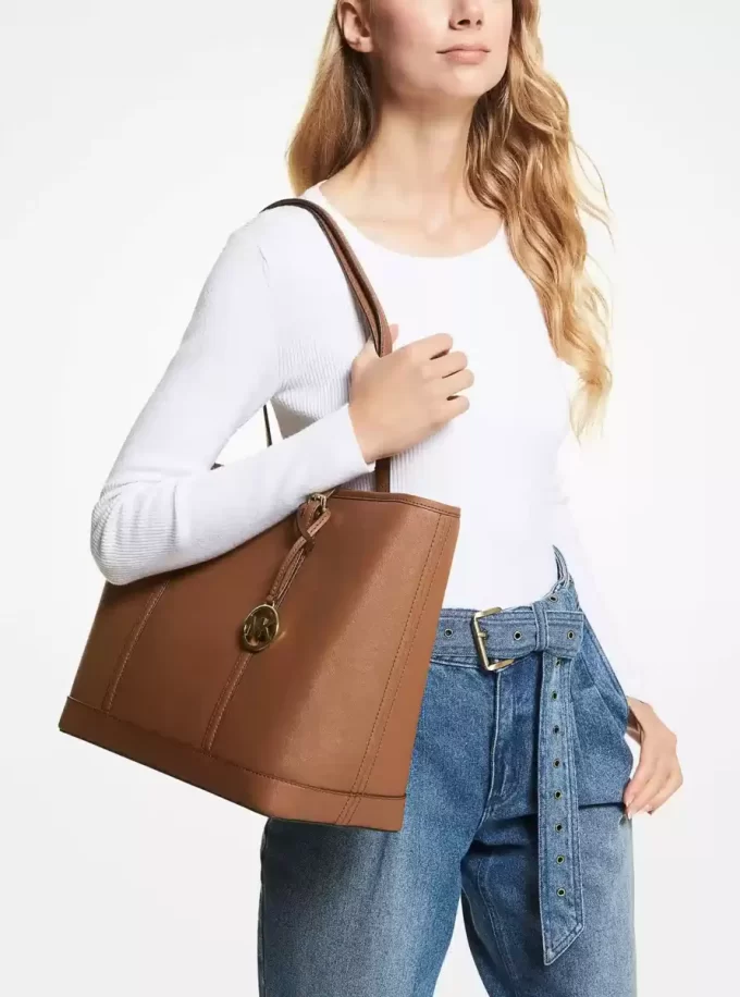 Μεγάλη τσάντα Tote από δέρμα Saffiano Jet Set Travel Μεγάλη τσάντα Tote από δέρμα Saffiano Jet Set Travel